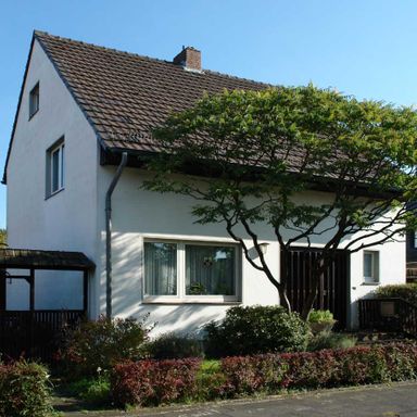 Freistehendes, renovierungsbedürftiges Einfamilienhaus mit Carport in Ratingen-Tiefenbroich!