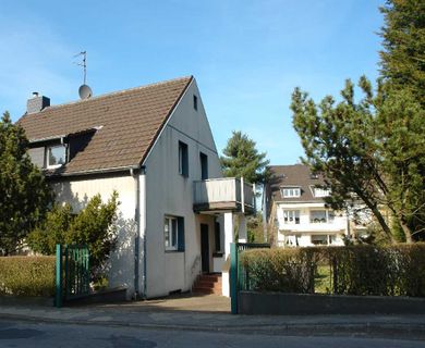 Renovierungsbedürftiges, frei stehendes Einfamilienhaus in Düsseldorf-Rath
