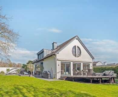 Exklusives Einfamilienhaus mit Pool und großzügigem Garten