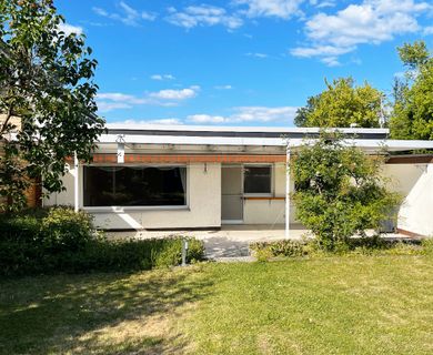 Wohnen auf einer Ebene – Bungalow mit ca. 157 m² Wfl. und Garten im Grünen