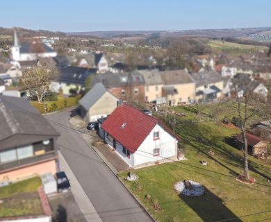 Charmantes EFH in familienfreundlicher Ortschaft – Mit tollem Fernblick – sep. Bauplatz möglich!