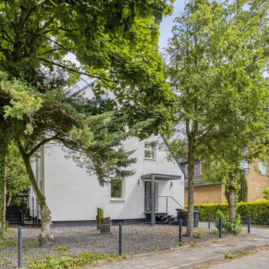 Freistehendes, stilvoll modernisiertes Einfamilienhaus mit großzügigem Wohnkomfort