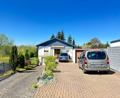 Ideal für Paare mit Platz zum Leben und Genießen! Gemütlicher Bungalow mit großem Grundstück
in ruhiger Ortsrandlage!