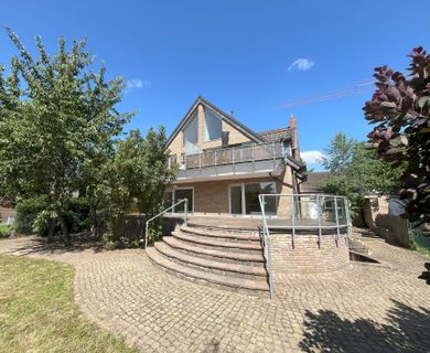 Troisdorf-Zentrum: Wohnen wie im Eigenheim! Großzügige 4-Zi. Wohnung mit Terrasse und großem Garten!