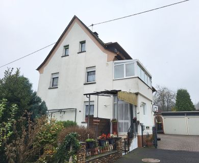Familienidylle in Hillscheid – Einfamilienhaus mit Einliegerwohnung, 2 Garagen und sonnigem Garten!