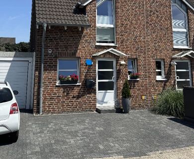 Ein Haus aus dem Bilderbuch. Hochwertige sanierte Doppelhaushälfte in Willich – Anrath
