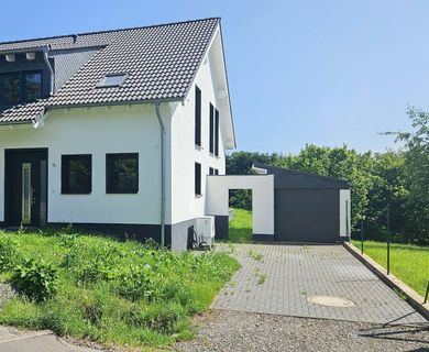 ***PREISREDUZIERUNG***Neubau mit viel Potential! Attraktive Doppelhaushälfte mit Garten in idyllischer Lage von Windeck!