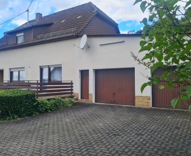 Solides Wohnhaus mit Ausbaupotenzial, Nebengebäuden, Garagen und großem Grundstück – nähe Puderbach!