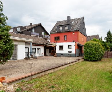 Großes 3-Familienhaus, Nebengebäude, Garagen in beliebter Schlebuscher Lage