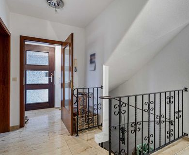 Geräumiges Ein-/Zweifamilienhaus (DHH) mit sonnigem Garten in Ratingen-Süd