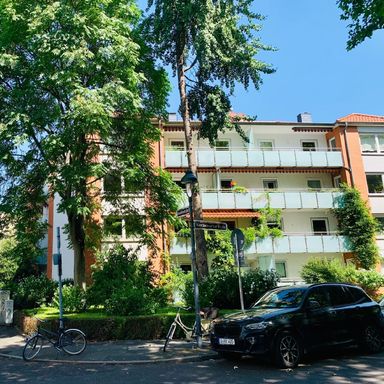 Stilvolle 2-Zimmer-Wohnung mit 2 Balkonen / 2 Stellplätzen in Bestlage von D-Oberkassel