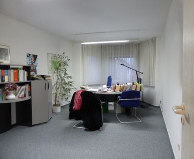 69 m² Gewerbeeinheit im Erdgeschoss inkl. 2 Stellplätzen