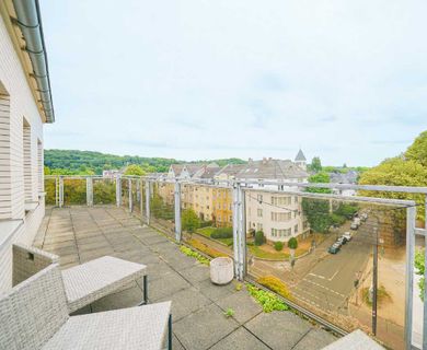 Düsseldorf-Grafenberg: Helle Wohnung mit umlaufender Dachterrasse ohne Fahrstuhl