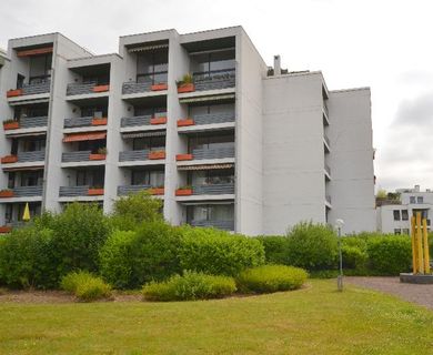 VOR DEN TOREN VON DÜSSELDORF – Top ausgestattete 2-Zi.-Whg. mit Loggia
