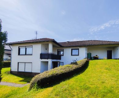 Gepflegter Bungalow mit ELW und Garage 
in einem OT von Altenkirchen!
