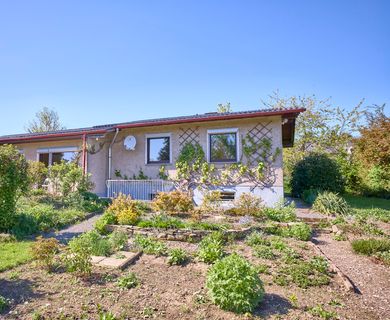Kleines Einfamilienhaus auf einem traumhaften Grundstück – mit Ausbaupotenzial!