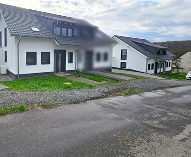 ***PREISREDUZIERUNG***Traumhaftes Wohnen in familienfreundlicher Lage! Attraktive „Neubau“ Doppelhaushälfte mit Garten!