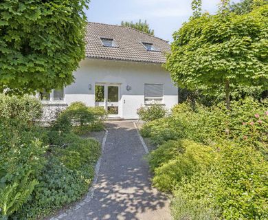 Zweifamilienhaus und Bungalow auf 2.412m² Traumgrundstück in Ratingen