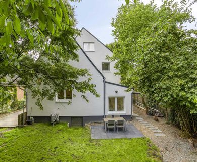 Düsseldorf-Angermund: Neuwertiges, freistehendes Haus auf großem Grundstück