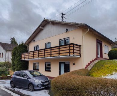 Ein-/Zweifamilienhaus in idyllischer Höhenlage mit herrlichem Ausblick!