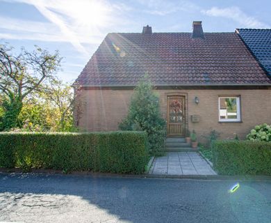 Gepflegte Doppelhaushälfte mit großem Garten, zwei Garagen und Vollkeller