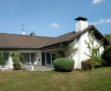 Mondäner Winkelbungalow mit Einliegerwhg. auf großem Sonnengrundstück in Toplage von Heiligenhaus!