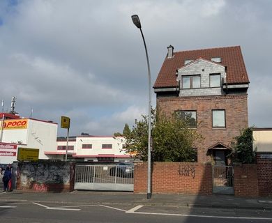 Einzigartiges Mehrfamilienhaus mit Halle und Garage  grenzenlose Möglichkeiten für Wohnen  und  Gewerbe