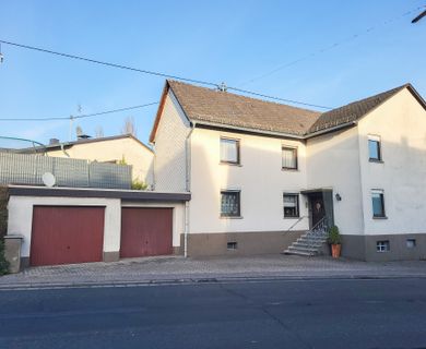 Charmantes Einfamilienhaus mit 2 Garagen und großem Balkon nahe Montabaur!