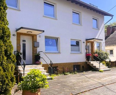 Hennef-Striefen: Gepflegtes  Zweifamilienhaus, jede Einheit mit Garten  und  Garage