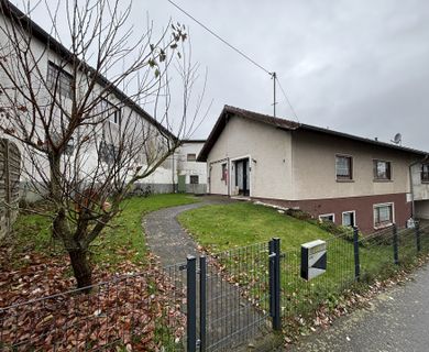 Bungalow mit Einliegerwohnung, großem Garten und einer weitläufigen Aussicht!