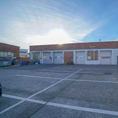 Ebenerdige Lagerhalle mit mechanischem Tor zentral in Ratingen