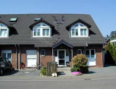 Moderner Wohnstil auf sonnigem Grundstück in Ratingen – Lintorf