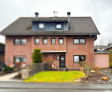 Gepflegte Doppelhaushälfte mit PV-Anlage, Terrasse, Balkon und Garage in ruhiger Wohnlage!