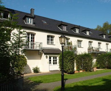 Ratingen-Mitte / Schlossnähe: Idyllische 2 Zi.-Eigentumswohnung mit Terrasse in Grünlage !