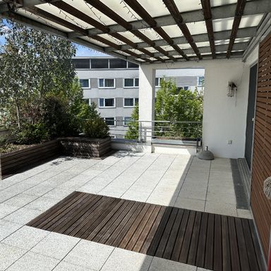Düsseldorf-Lörick: Großzügiges Penthouse (5 Zimmer) mit Dachterrasse und Einbauküche!
