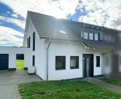 ***PREISREDUZIERUNG***Moderne Doppelhaushälfte mit Garten in ruhiger Lage von Windeck! Neubau mit viel Potential!