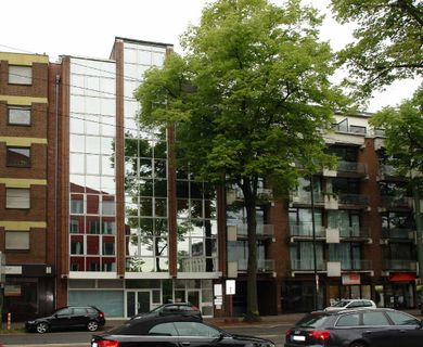 Großzügiges Ladenlokal / Arztpraxis oder Großraumbüro in zentraler Lage von Düsseldorf-Grafenberg !
