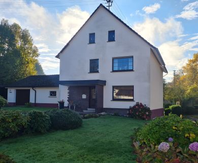 *PREISREDUZIERUNG* Sehr gepflegtes Einfamilienhaus mit Innenhof und uneinsehbarem Grundstück nähe Puderbach!