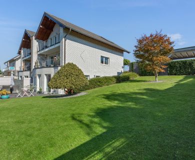 Traumhaftes Einfamilienhaus mit Einliegerwohnung, gepflegtem Garten & Carport