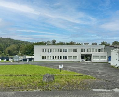 Große Bürofläche mit Lagerhalle und bebaubarem Grundstück