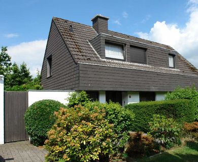 Freistehendes Einfamilienhaus auf großem Sonnengrundstück in perfekter Lage von Ratingen-Ost !