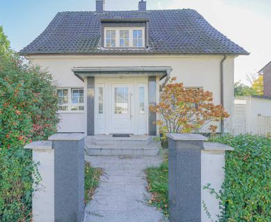 Freistehendes Einfamilienhaus mit Garten und Sonnenbalkon