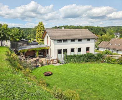 Stilvolles Einfamilienhaus mit Galerie und traumhaftem, weitläufigem Grundstück am Ortsrand gelegen!
