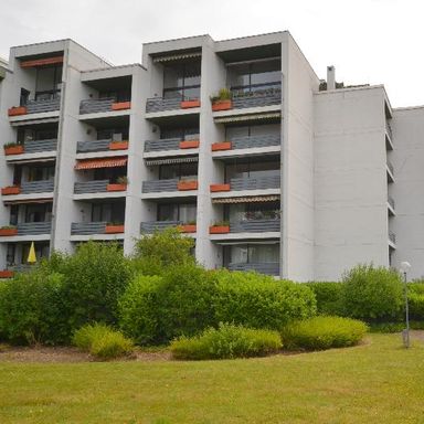 VOR DEN TOREN VON DÜSSELDORF – Top ausgestattete 2-Zi.-Whg. mit Loggia