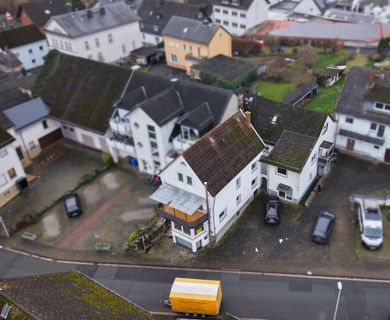 Zwei renovierten Wohneinheiten auf großem Grundstück vor Weilburg!
