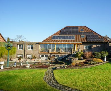 Kerken-Eyll: Hochwertiges Zweifamilienhaus in schöner Lage mit Traumgrundstück