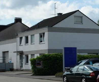 Voll vermietetes Wohn-/Geschäftshaus mit 2 Hallen in Rtg.-Lintorf