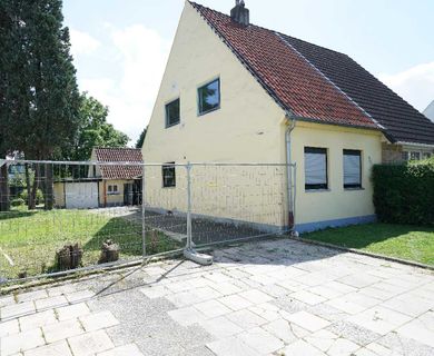 Stark sanierungsbedürftiges Haus auf großem Traumgrundstück in D-Vennhausen