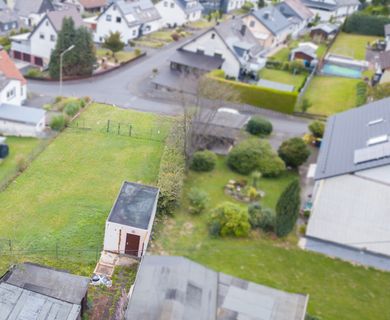 **PREISREDUZIERUNG**
Attraktives Baugrundstück mit Garage in ruhiger Wohnlage, nahe Gebhardshain!