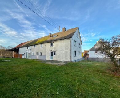 Fachwerk-/Bauernhaus in Ortsrandlage – Mit 2 Pferdeboxen und ausbaubarem Heuboden!